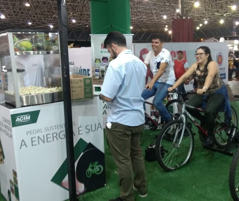 Atração na Expoingá estimula visitantes a pedalar em troca de pipoca