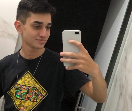 Jovem morre ao bater contra carro estacionado em Maringá