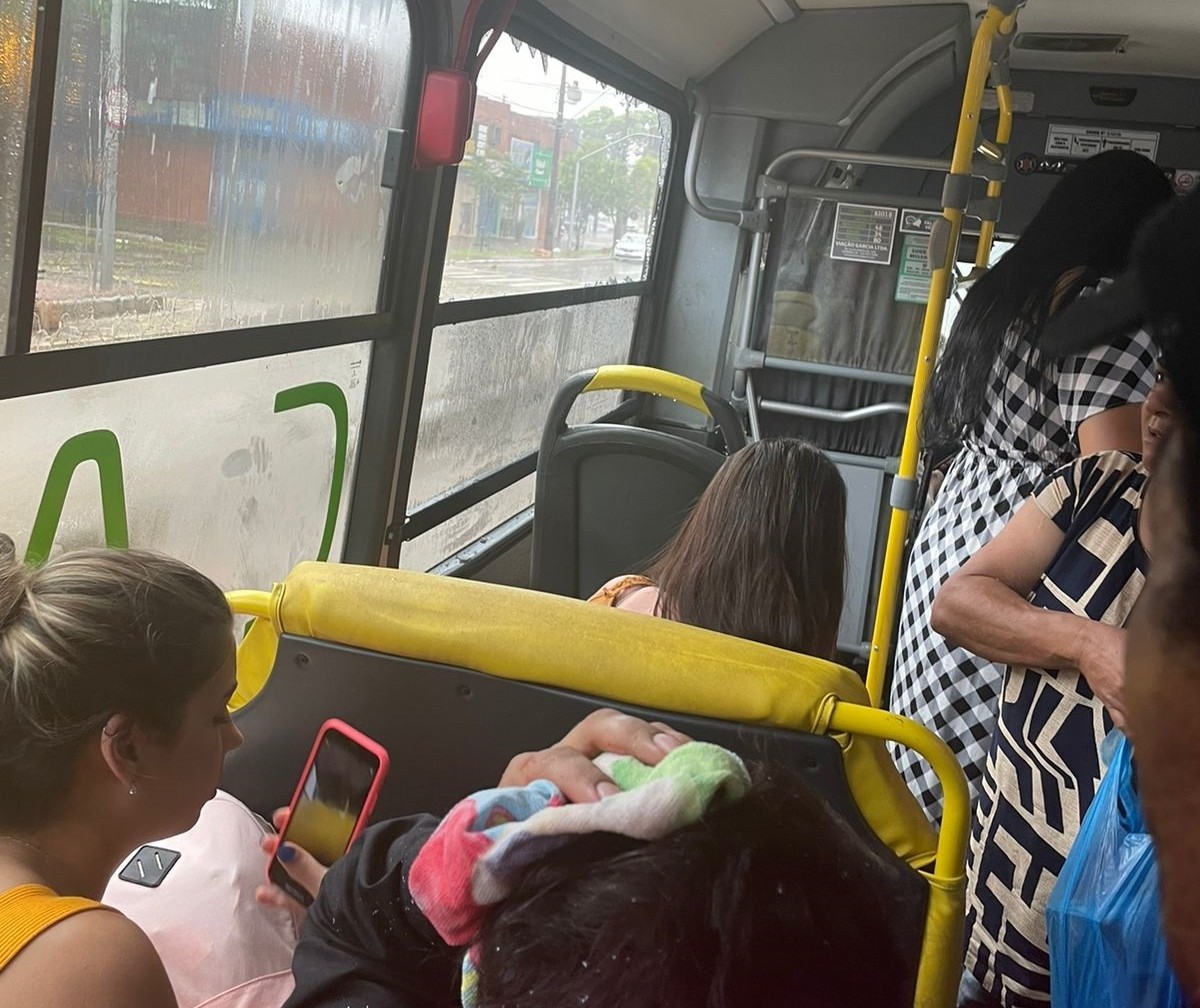 Lixeira é arremessada para dentro de ônibus e homem fica ferido em Maringá