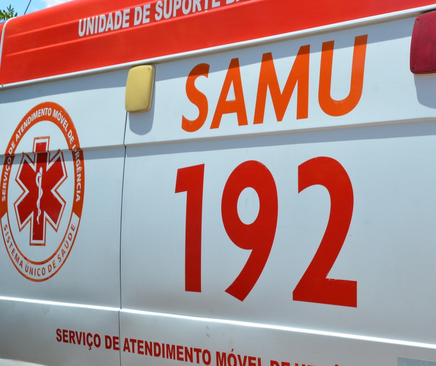Motociclista fica ferido ao bater contra carro-forte