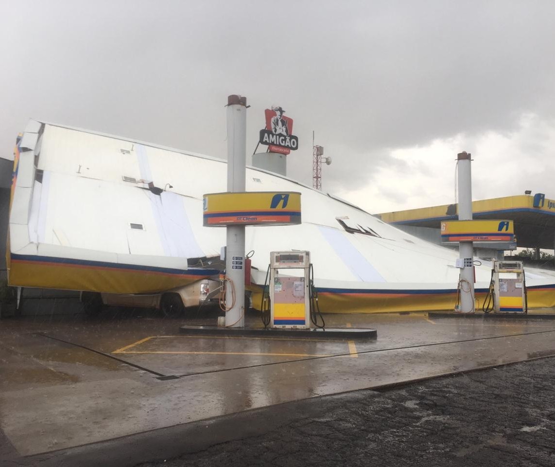 Teto de posto de combustível desaba