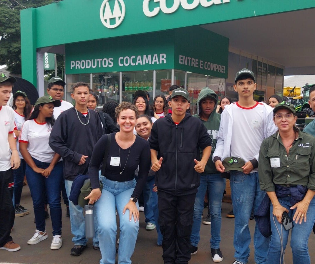 “Vivenciando a prática” percorre estandes com alunos da rede pública
