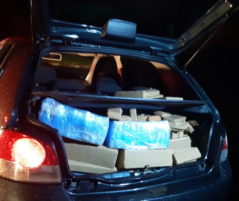 Motorista se envolve em acidente e abandona carro lotado de maconha