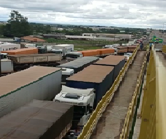 Músicos e equipamentos ficam presos em bloqueios nas rodovias