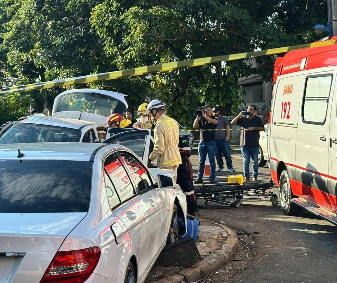 Acidente entre dois carros deixa vítima encarcerada