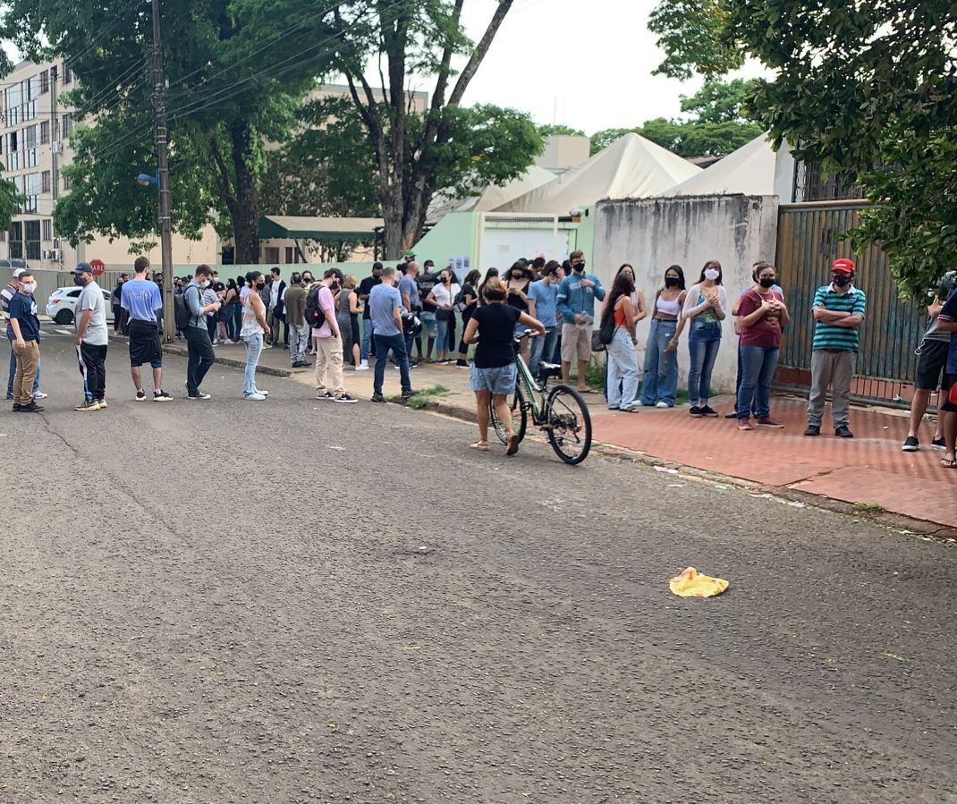 UBS Mandacaru tem fila de adolescentes para vacinar