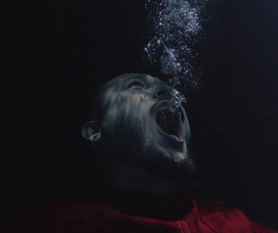 Artista realiza performance no Terminal Urbano nesta sexta-feira (9)