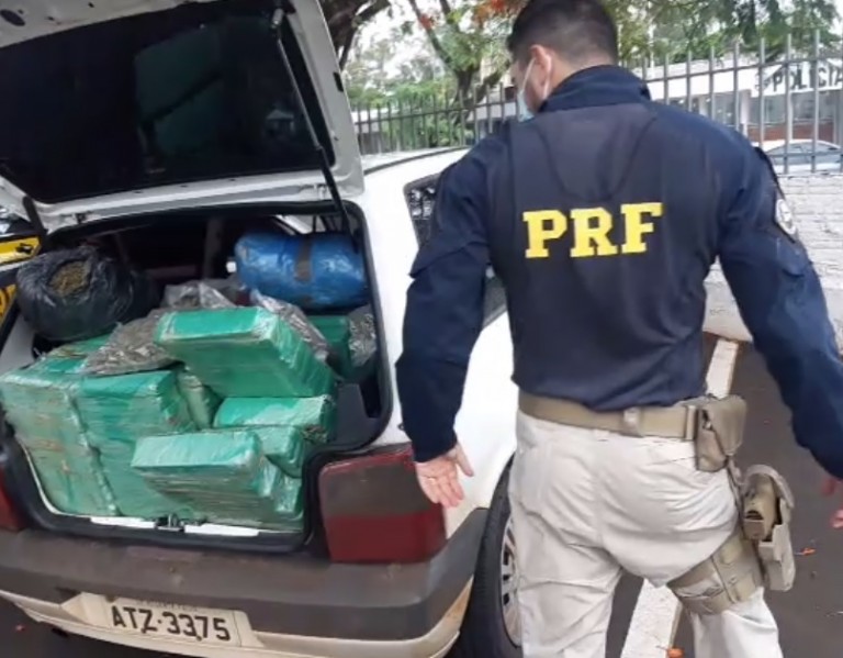 Carro abarrotado de drogas é apreendido pela PRF em Maringá; vídeo