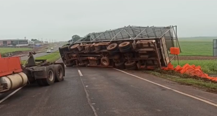 Veja: Carreta tombada é retirada da PR-323