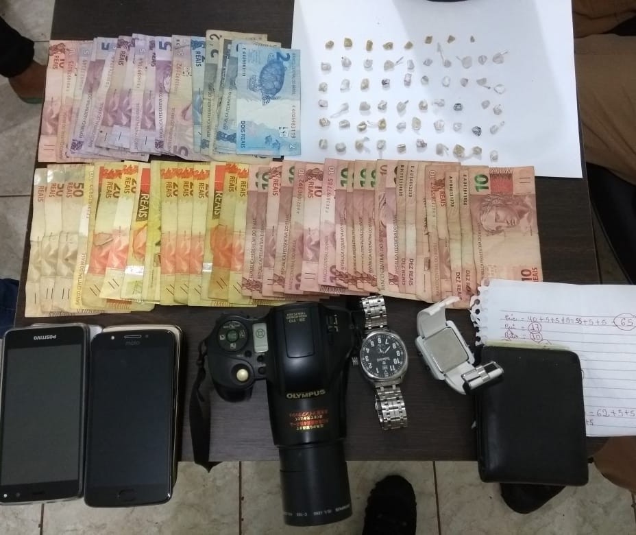 58 pedras de crack são apreendidas e cinco pessoas são detidas