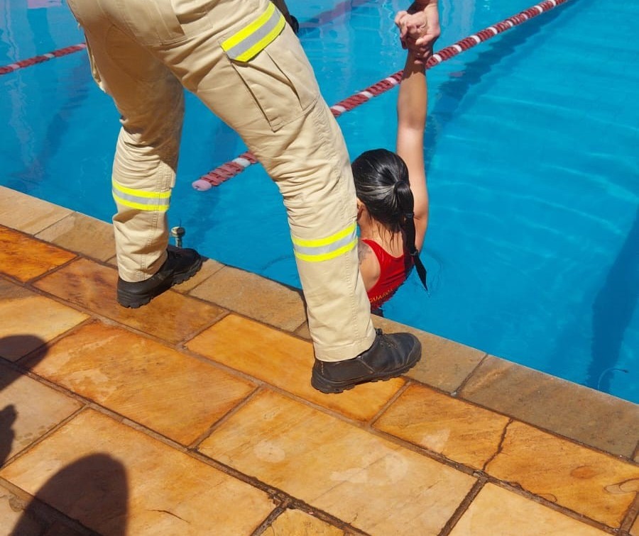 Bombeiros orientam imprensa sobre afogamento 