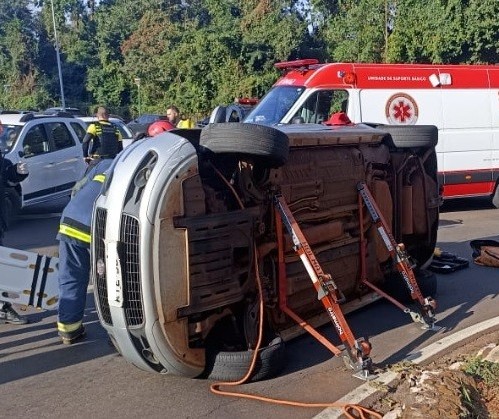 Idoso de 87 anos passa mal e tomba carro na Zona 2, em Maringá