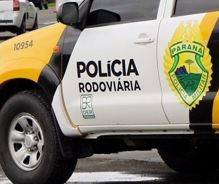 Caminhão com dois semirreboques tomba na PR-340; motorista morreu