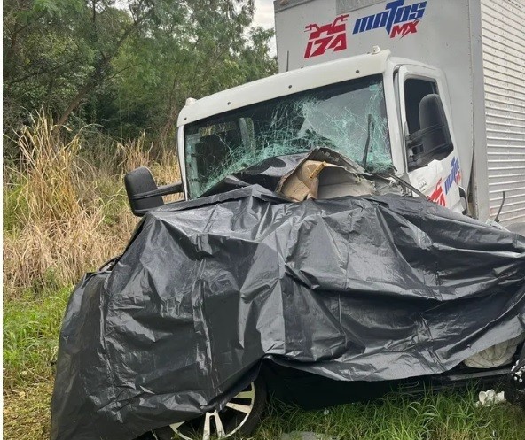 Criança de 5 anos morre após acidente entre caminhão e carro na PR-495