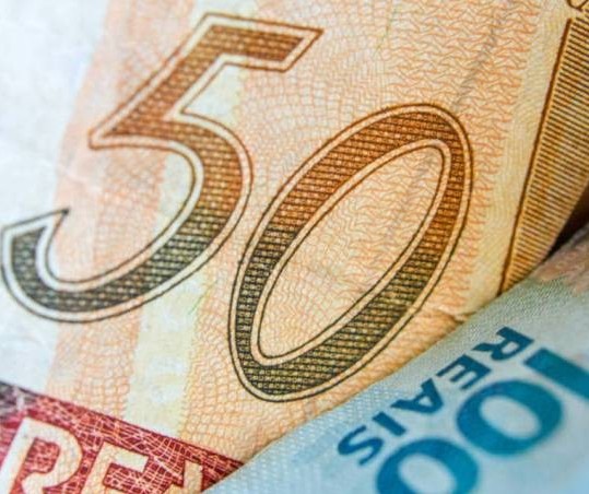 Selic cai para 6% ao ano