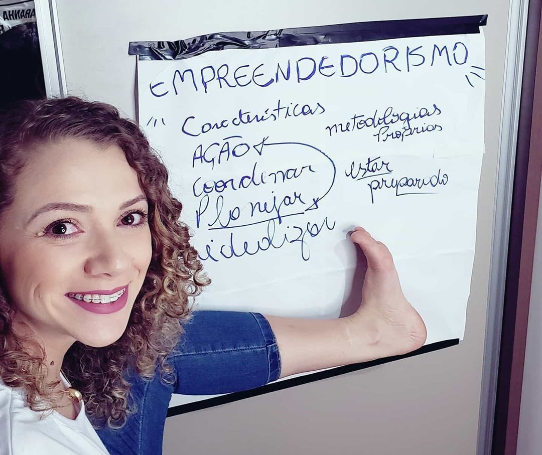 Youtuber sem mãos faz sucesso cozinhando com os pés
