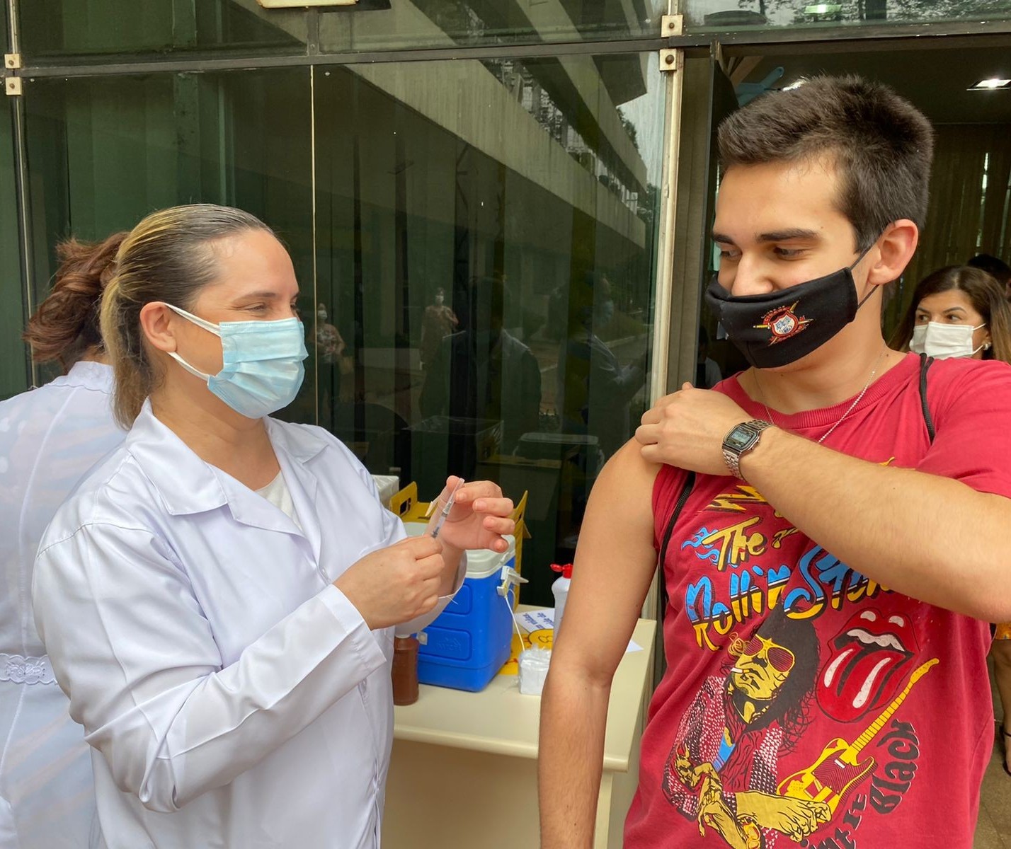 Maringá inicia vacinação de jovens com 17 anos ou mais