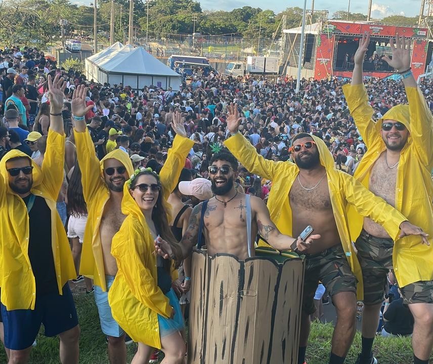 Fantasias simples, mas criativas, roubam a cena no carnaval da Vila Olímpica