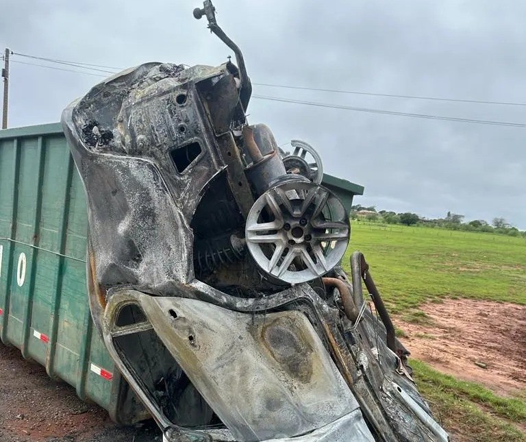 Homem mata esposa e morre carbonizado após carro pegar fogo