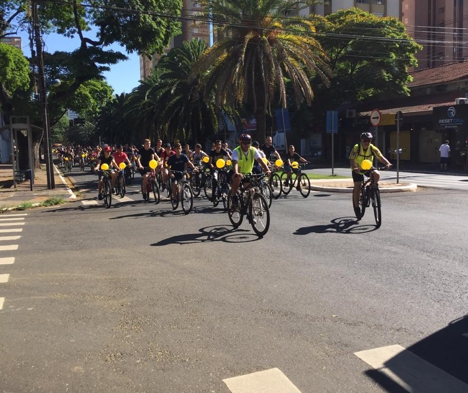 Ciclistas participam de ação da PM em Maringá