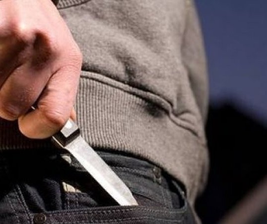 Homem entra em comércio e fere rapaz e adolescente com golpes de faca 