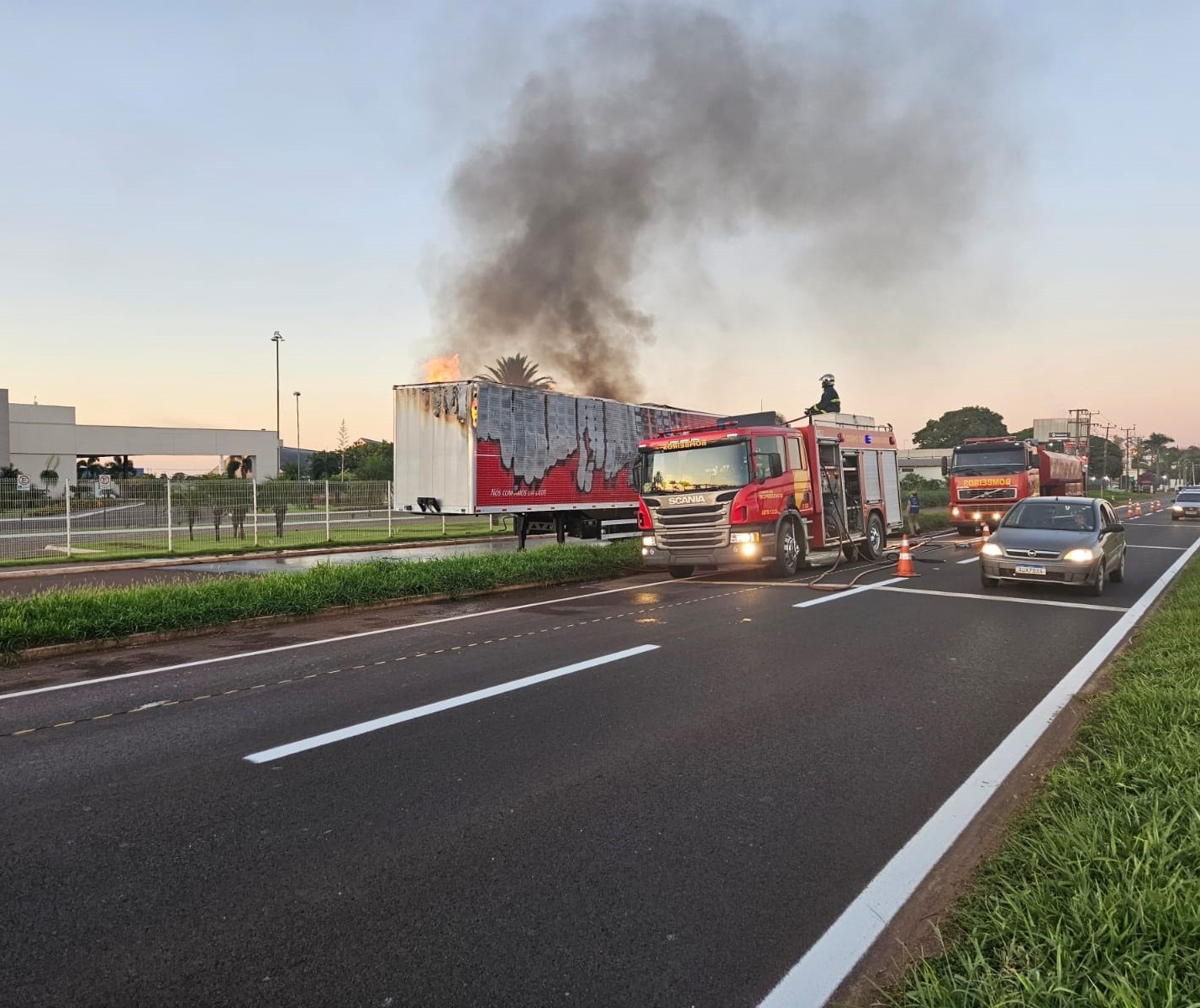 Incêndio em caminhão mobiliza bombeiros por quase 5 horas, em Maringá