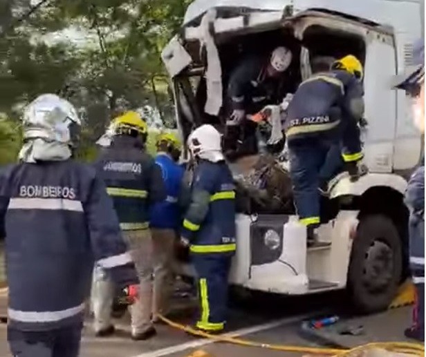 Colisão entre três caminhões deixa duas pessoas gravemente feridas
