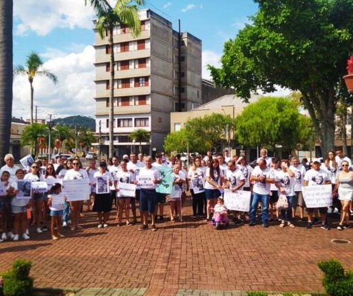 Família de casal que morreu em acidente realiza manifestação pedindo justiça, em União da Vitória