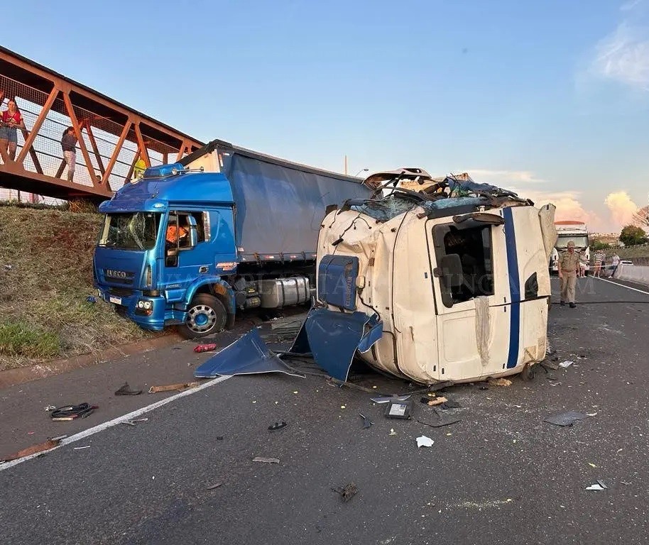 Carreta fica destruída em acidente no Contorno Norte em Maringá 