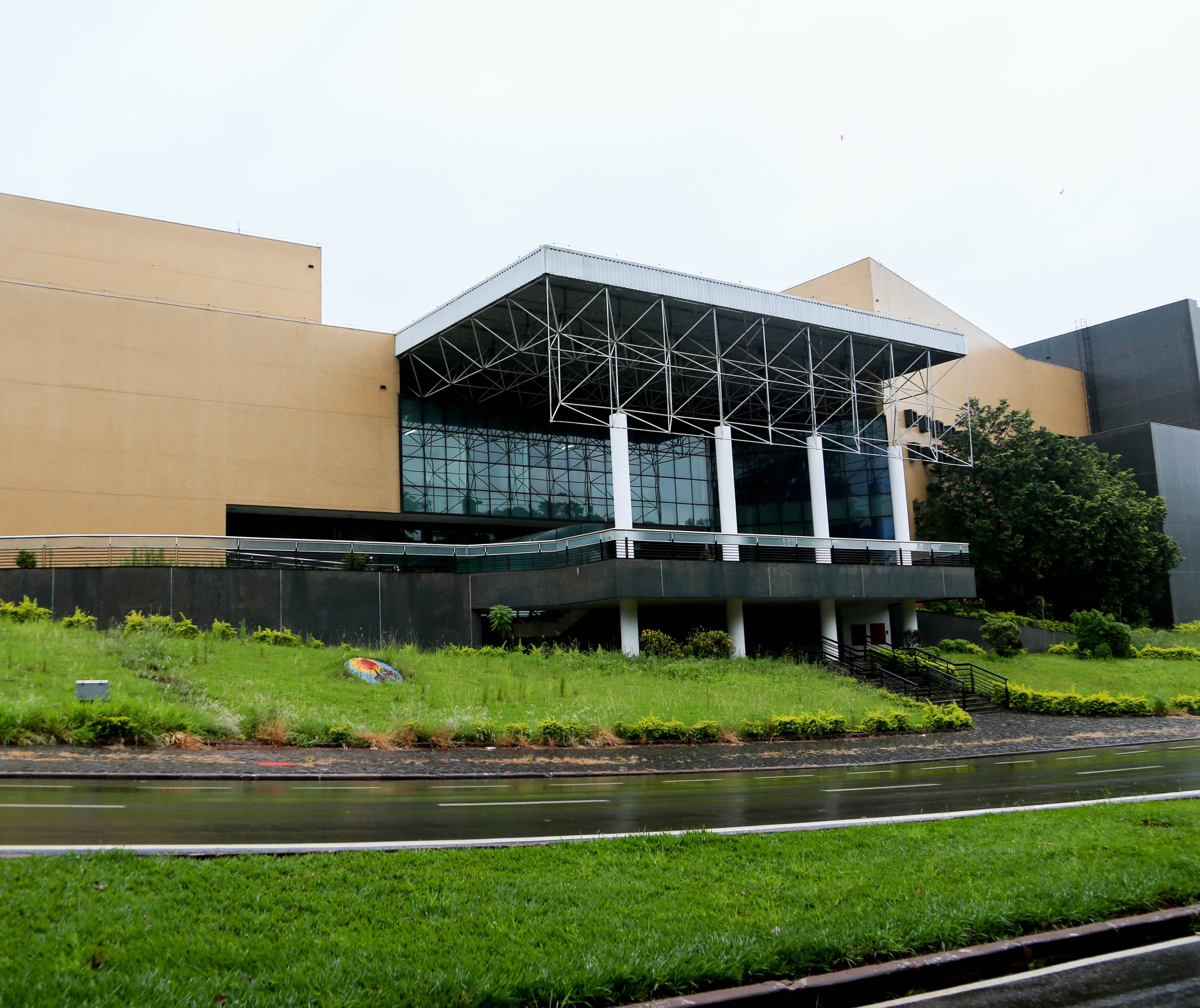 Grupos e escolas podem solicitar visita guiada pelo Teatro Calil Haddad