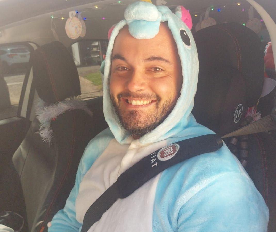 Carro por aplicativo diverte clientes com decoração temática