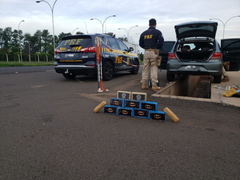 Mulher é presa com 10,5 kg de cocaína em fundo falso de veículo