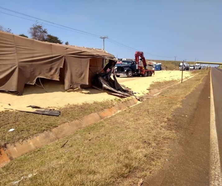 Bitrem tomba e interdita rodovia na saída de Campo Mourão