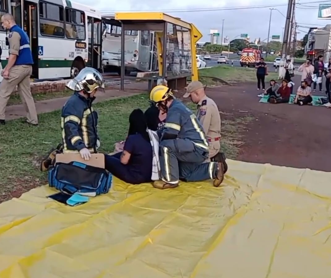 Passageiros são levados a hospitais, após acidente entre dois ônibus em Maringá