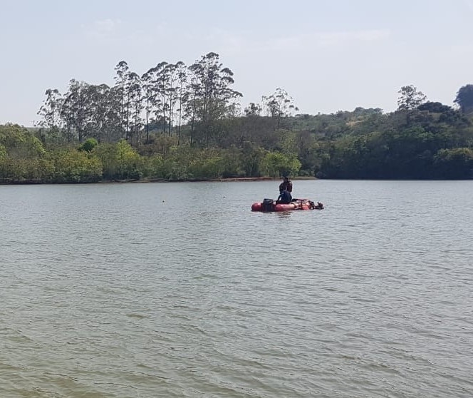 Bombeiros encontram os corpos de meninos que se afogaram