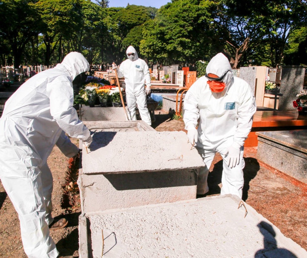 Prefeitura compra 300 macacões para servidores do cemitério municipal de Maringá