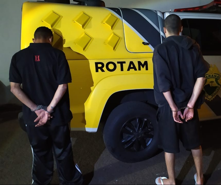 Suspeito de tráfico vê polícia, foge para dentro de casa, mas é preso com colega