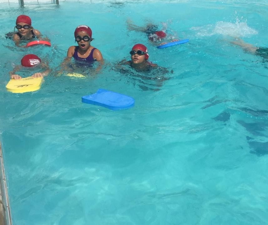 Crianças começam a nadar por meio de projeto social