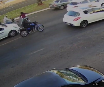 Vendedora de balas é atropelada por moto na Avenida Colombo