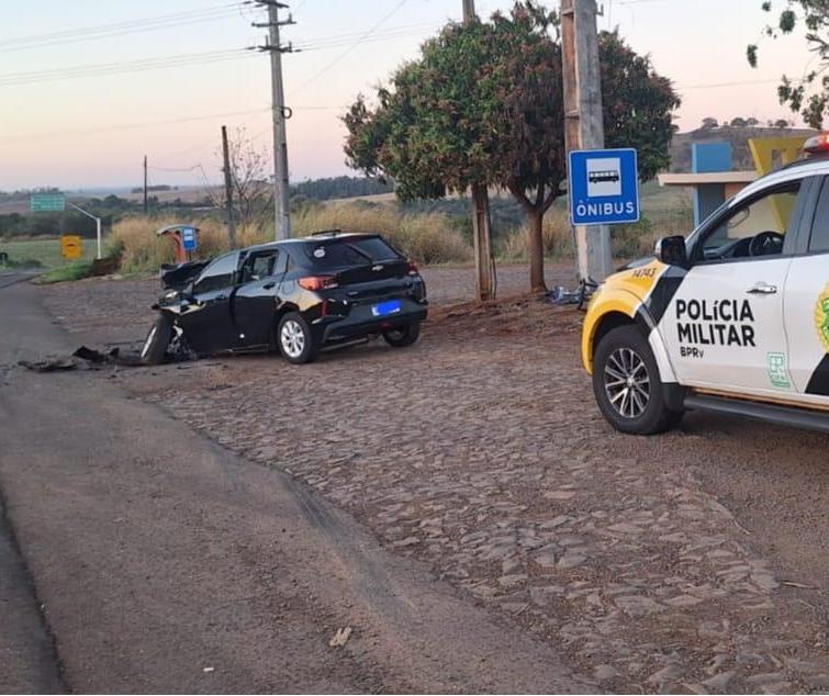 Motorista morre ao bater carro em poste de energia na PRC-369