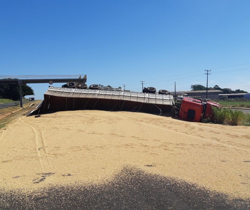 Carreta tomba e espalha soja pela rodovia em Paranavaí