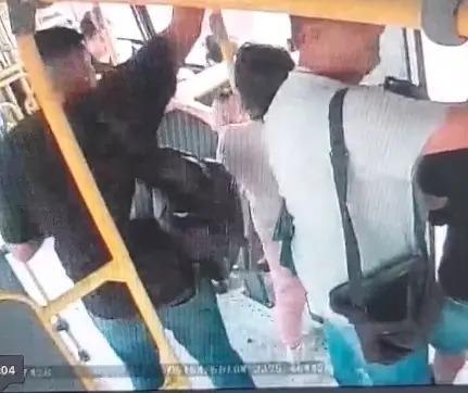 Polícia procura suspeitos de furtar cartões dentro de ônibus coletivo