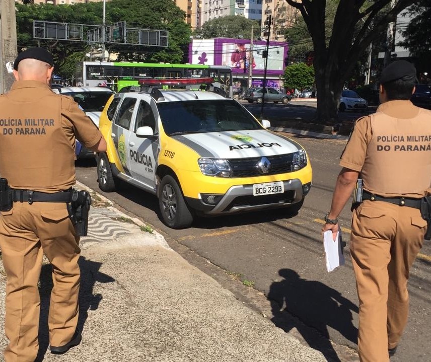 Dois homens armados invadem joalheria no centro de Maringá