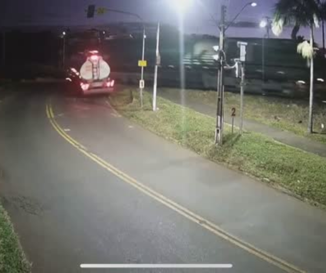 Carreta-tanque e trem batem em área urbana de Jandaia do Sul; veja vídeo