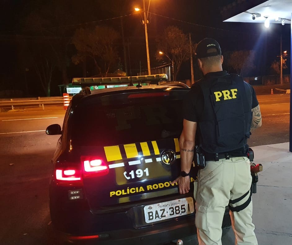 Motorista embriagado força mulher a entrar em carro e é preso pela PRF