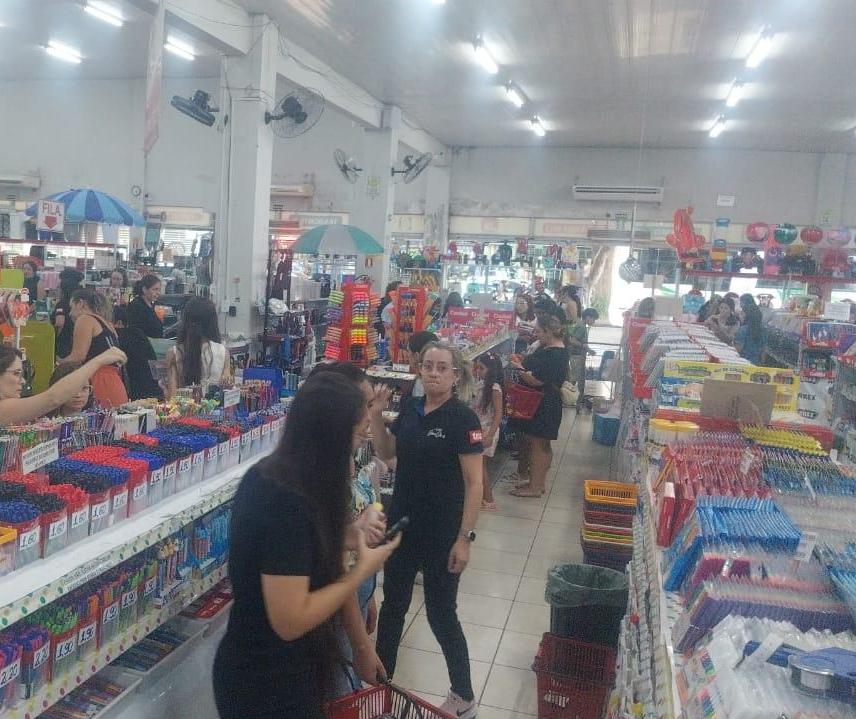 Às vésperas do volta às aulas, papelarias estão lotadas