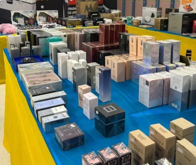 Maringá recebe bazar com produtos doados pela Receita Federal, incluindo perfumes importados e smartphones; veja detalhes