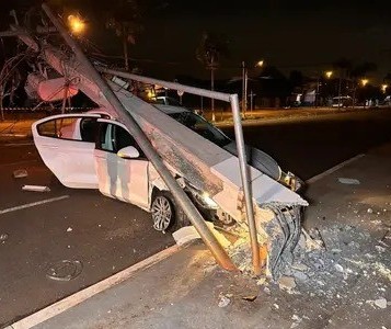 Motorista derruba cinco postes em avenida de Maringá e foge a pé