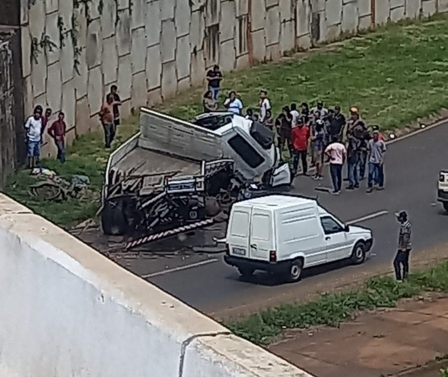 Caminhão cai de viaduto do Contorno Norte, em Maringá