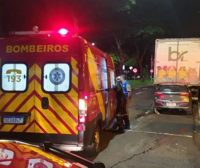 Motorista causa acidente e foge do local em Maringá; adolescente está em estado grave